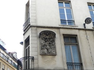 bas relief r fbg montmartre