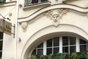 une tête de guerrier sur le fronton du Relais saint germain
